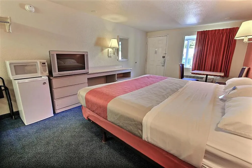 Motel 6-Newport News, Va 2*,